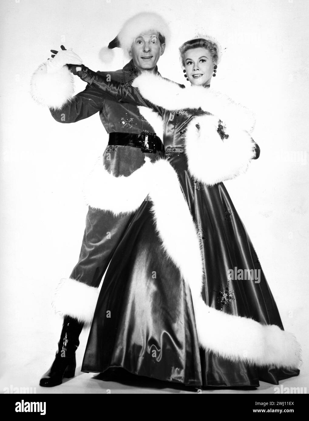 Danny Kaye und Vera-Ellen in Santa Claus Kostümen - Szene aus „White Christmas“ Paramount Pictures 1954, Werbefoto Stockfoto