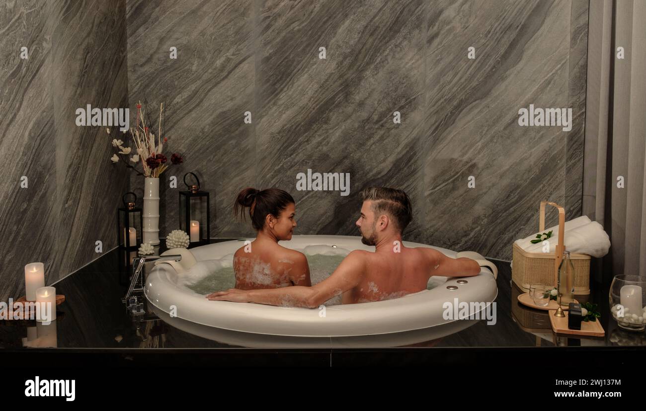 Ein paar Männer und eine Frau in einer Badewanne in einem Massageraum in Thailand in einem Luxushotel Stockfoto