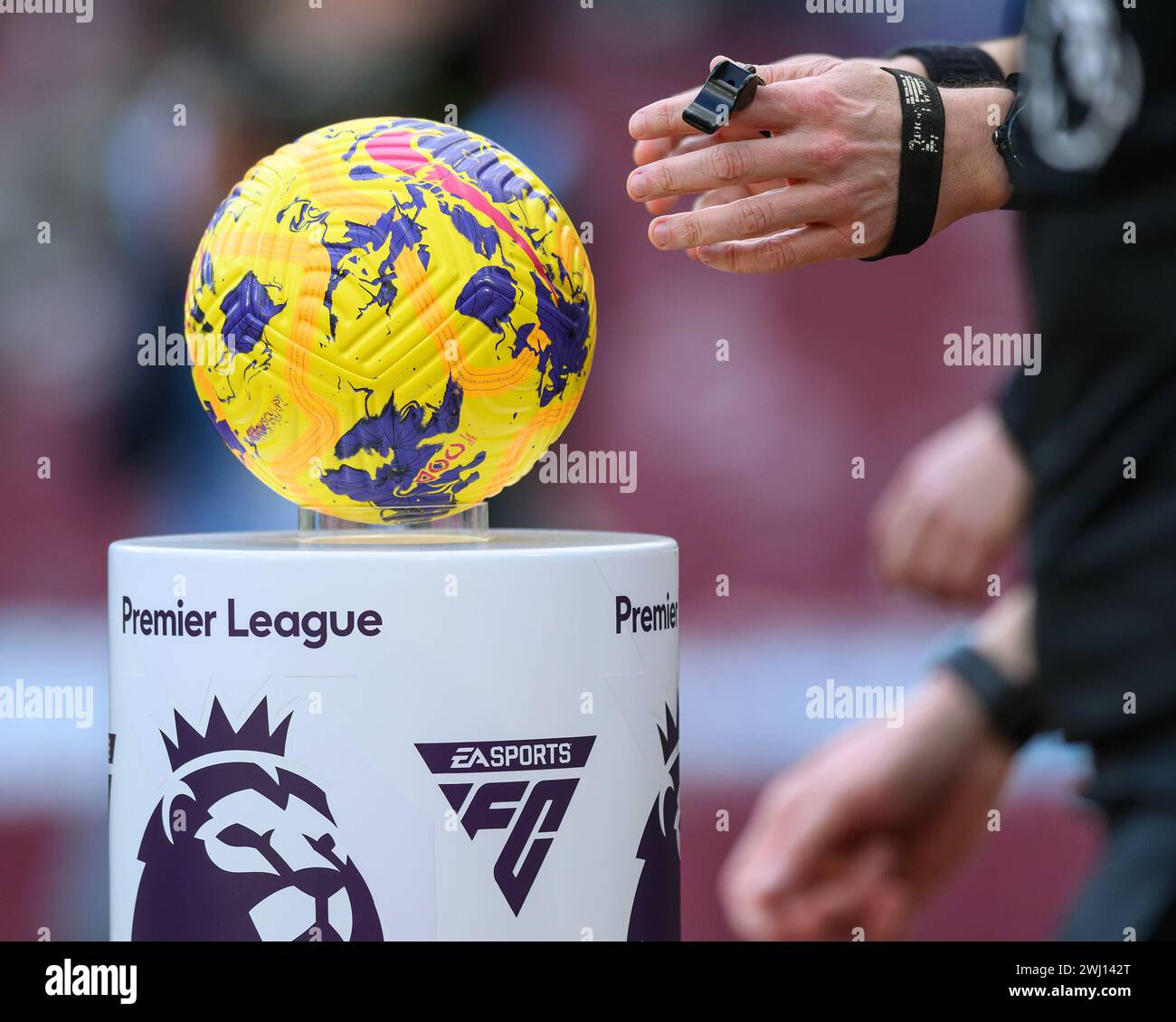 London, Großbritannien. Februar 2024 - West Ham United gegen Arsenal - Premier League - London Stadium. Der offizielle Nike Flight Premier League Matchball. Bildnachweis: Mark Pain / Alamy Live News Stockfoto