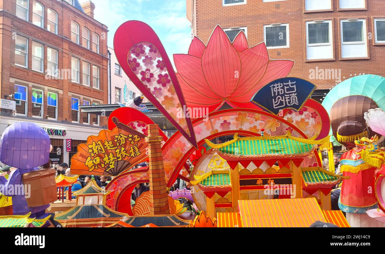 London, Vereinigtes Königreich. Februar 2024. Tausende von Menschen sahen farbenfrohe tanzende Drachen in roten und goldenen Kostümen, um das chinesische Neujahrsfest in ganz London zu feiern. Die Feierlichkeiten umfassten eine traditionelle Parade mit Drachen, wirbelnden Tänzern, handgefertigten Wagen, Street-Food-Ständen, chinesischem Kunsthandwerk, Musik und einem dramatischen elektrischen Feuerwerkskörper, während das Chinatown der Stadt einen Tag voller familienfreundlicher Aktivitäten veranstaltete. Stockfoto
