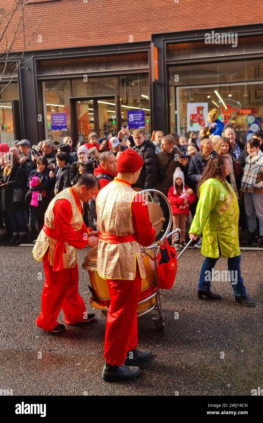 London, Vereinigtes Königreich. Februar 2024. Tausende von Menschen sahen farbenfrohe tanzende Drachen in roten und goldenen Kostümen, um das chinesische Neujahrsfest in ganz London zu feiern. Die Feierlichkeiten umfassten eine traditionelle Parade mit Drachen, wirbelnden Tänzern, handgefertigten Wagen, Street-Food-Ständen, chinesischem Kunsthandwerk, Musik und einem dramatischen elektrischen Feuerwerkskörper, während das Chinatown der Stadt einen Tag voller familienfreundlicher Aktivitäten veranstaltete. Stockfoto