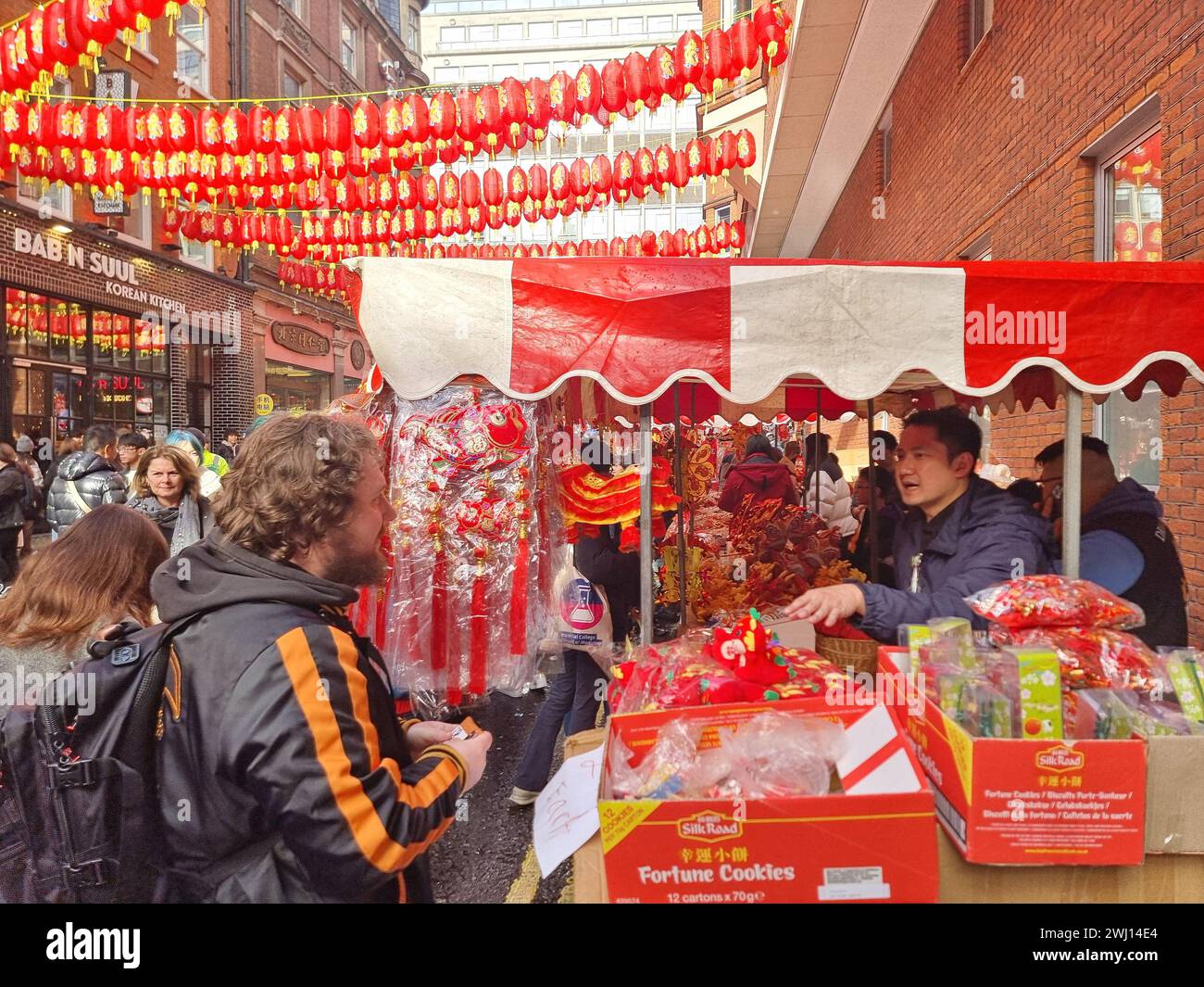 London, Vereinigtes Königreich. Februar 2024. Tausende von Menschen sahen farbenfrohe tanzende Drachen in roten und goldenen Kostümen, um das chinesische Neujahrsfest in ganz London zu feiern. Die Feierlichkeiten umfassten eine traditionelle Parade mit Drachen, wirbelnden Tänzern, handgefertigten Wagen, Street-Food-Ständen, chinesischem Kunsthandwerk, Musik und einem dramatischen elektrischen Feuerwerkskörper, während das Chinatown der Stadt einen Tag voller familienfreundlicher Aktivitäten veranstaltete. Stockfoto