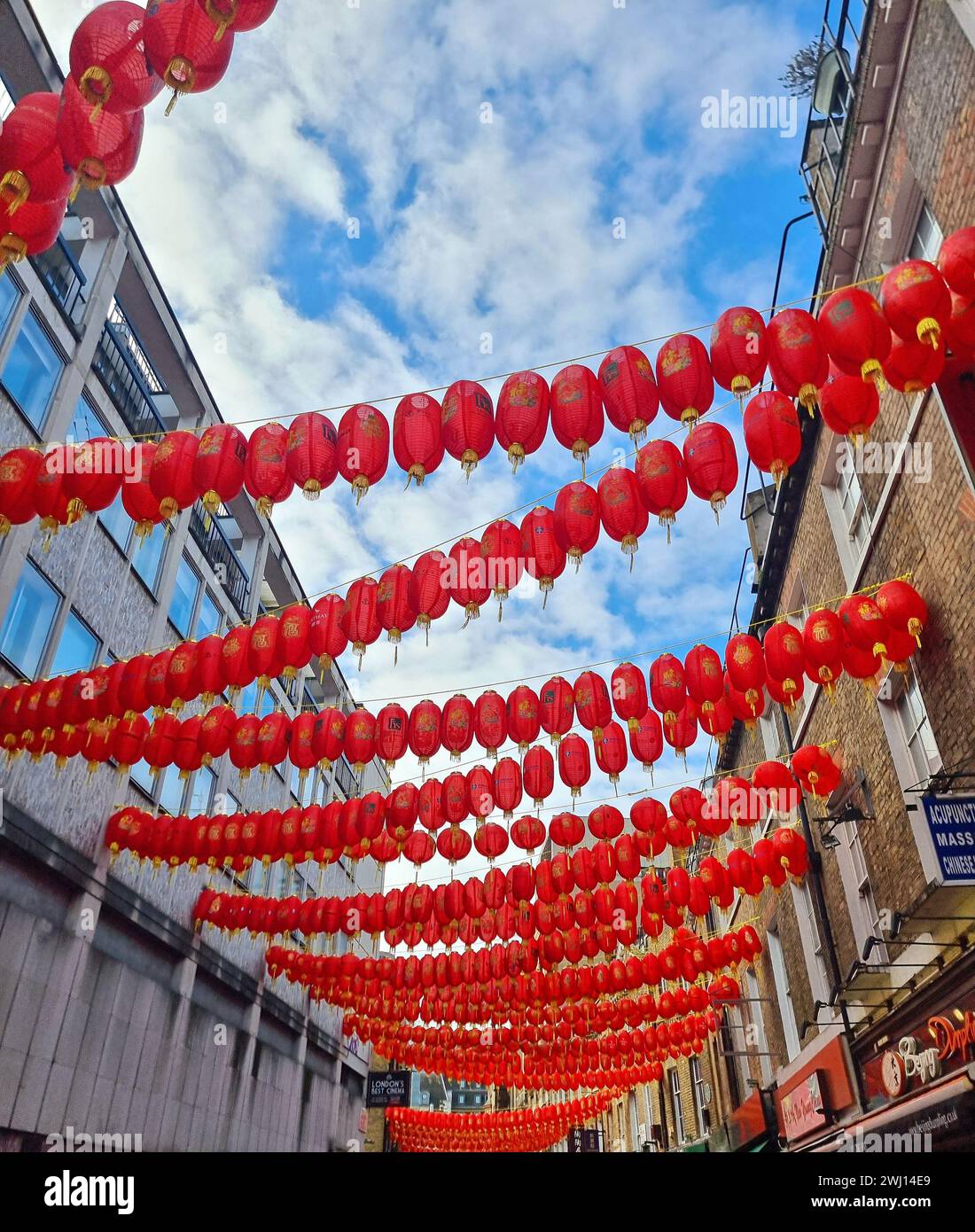 London, Vereinigtes Königreich. Februar 2024. Tausende von Menschen sahen farbenfrohe tanzende Drachen in roten und goldenen Kostümen, um das chinesische Neujahrsfest in ganz London zu feiern. Die Feierlichkeiten umfassten eine traditionelle Parade mit Drachen, wirbelnden Tänzern, handgefertigten Wagen, Street-Food-Ständen, chinesischem Kunsthandwerk, Musik und einem dramatischen elektrischen Feuerwerkskörper, während das Chinatown der Stadt einen Tag voller familienfreundlicher Aktivitäten veranstaltete. Stockfoto
