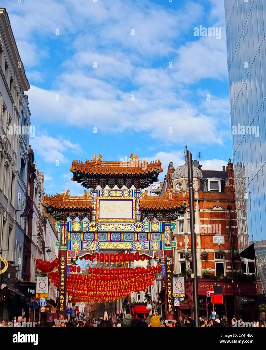 London, Vereinigtes Königreich. Februar 2024. Tausende von Menschen sahen farbenfrohe tanzende Drachen in roten und goldenen Kostümen, um das chinesische Neujahrsfest in ganz London zu feiern. Die Feierlichkeiten umfassten eine traditionelle Parade mit Drachen, wirbelnden Tänzern, handgefertigten Wagen, Street-Food-Ständen, chinesischem Kunsthandwerk, Musik und einem dramatischen elektrischen Feuerwerkskörper, während das Chinatown der Stadt einen Tag voller familienfreundlicher Aktivitäten veranstaltete. Stockfoto