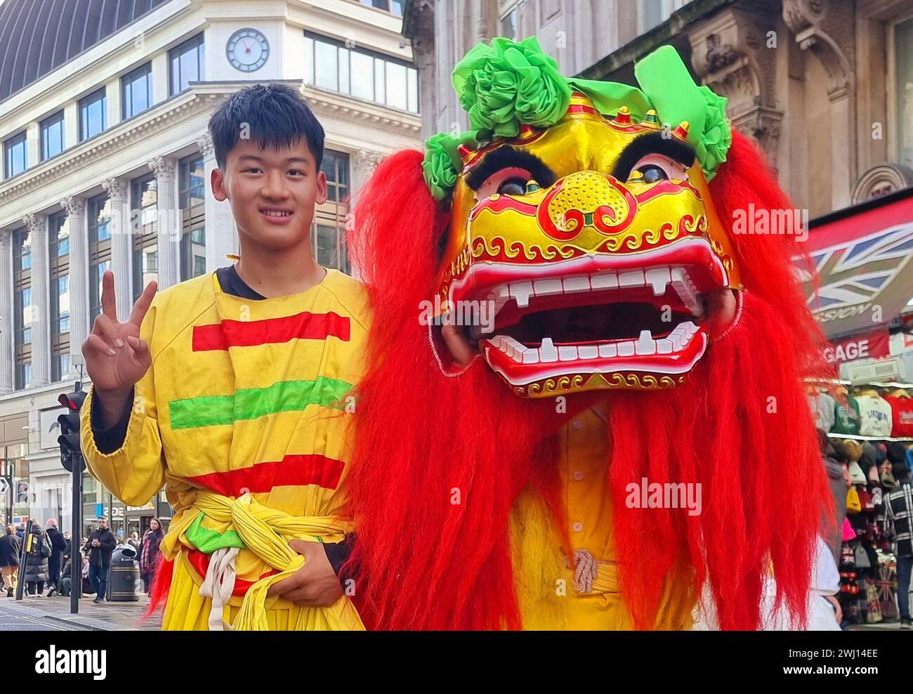 London, Vereinigtes Königreich. Februar 2024. Tausende von Menschen sahen farbenfrohe tanzende Drachen in roten und goldenen Kostümen, um das chinesische Neujahrsfest in ganz London zu feiern. Die Feierlichkeiten umfassten eine traditionelle Parade mit Drachen, wirbelnden Tänzern, handgefertigten Wagen, Street-Food-Ständen, chinesischem Kunsthandwerk, Musik und einem dramatischen elektrischen Feuerwerkskörper, während das Chinatown der Stadt einen Tag voller familienfreundlicher Aktivitäten veranstaltete. Stockfoto