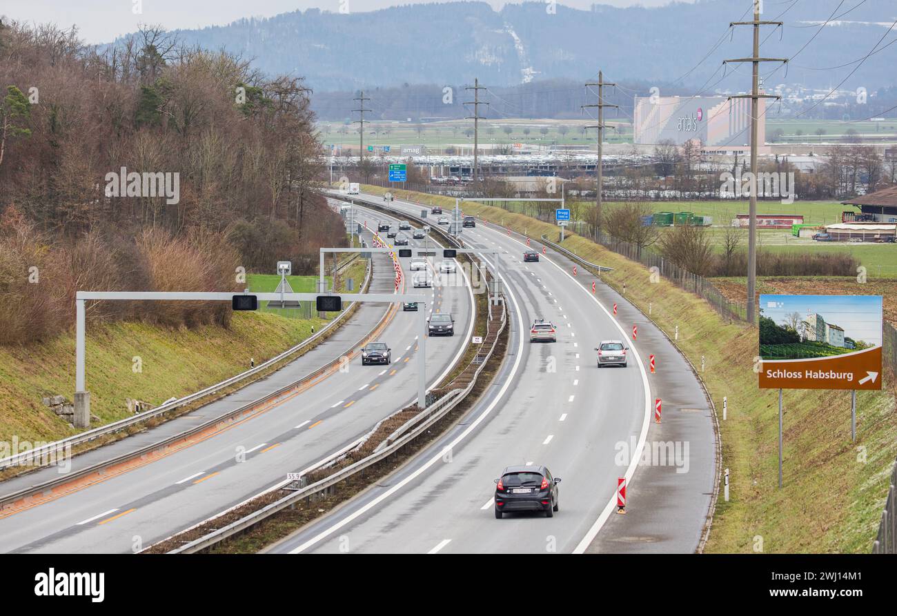 Die Autobahn A3 bei Scherz, Gemeinde Lupfig. Die Autobahn verbindet die Städte Zürich, Baden und Basel. (Scherz, Schweiz, 22.01.2023) Stockfoto