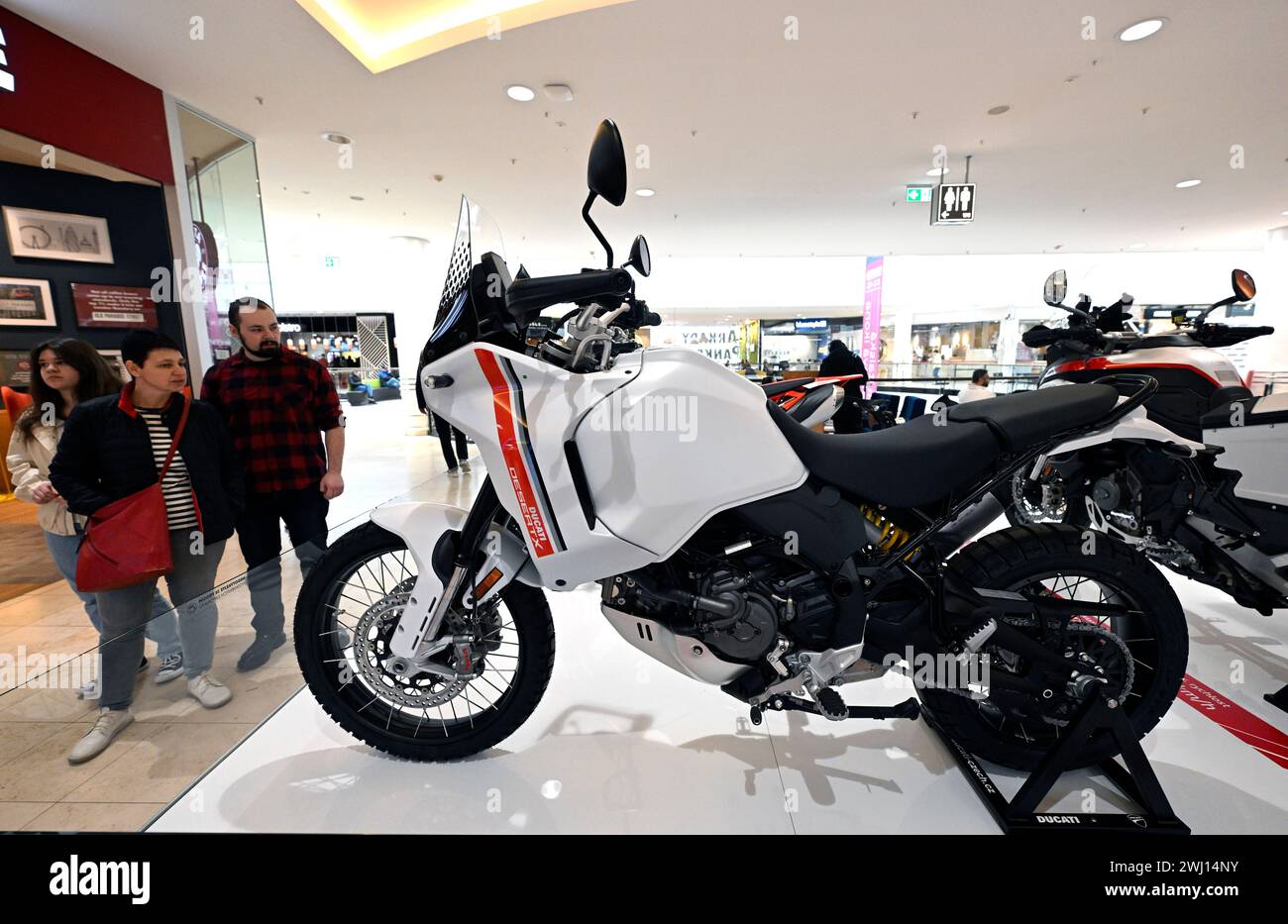 Prag, Tschechische Republik. Februar 2024. Ausstellung von Ducati Motorrädern im Arkady Einkaufszentrum in Prag, Tschechische Redpublic, 12. Februar 2024. Abbildung Ducati DesertX. Quelle: Katerina Sulova/CTK Photo/Alamy Live News Stockfoto