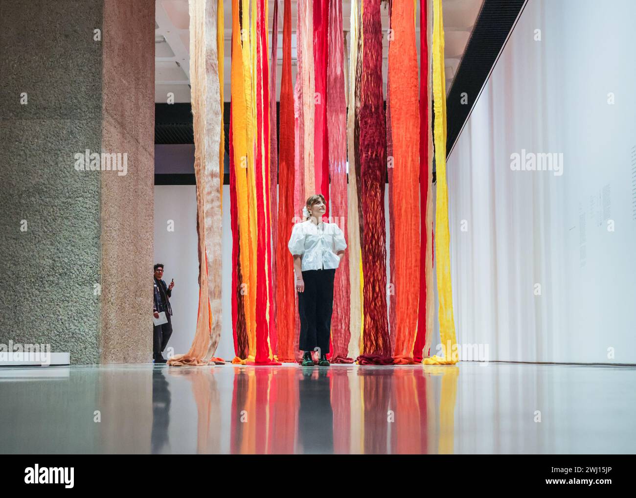 Barbican Art Gallery, London, Großbritannien. Februar 2024. Das Personal posiert mit Cecilia Vicuña, Quipu Austral, 2012. Unravel: The Power and Politics of Textiles in Art umfasst intime handgefertigte Stücke bis hin zu großformatigen skulpturalen Installationen. Unravel: The Power and Politics of Textiles in Art vereint über 100 Kunstwerke von 50 internationalen Praktizierenden, die Textilien, Fasern und Faden verwenden, um Ideen über Macht, Widerstand und Überleben zu vermitteln. Sie läuft bis 26. Mai 2024. Quelle: Imageplotter/Alamy Live News Stockfoto