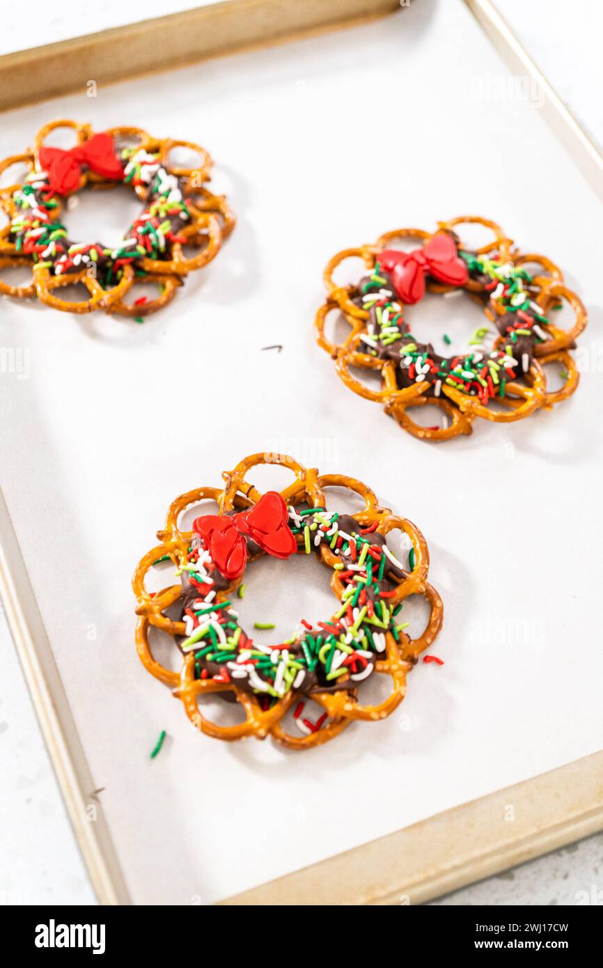 Weihnachtskranz Mit Schokoladenbrezel Stockfoto