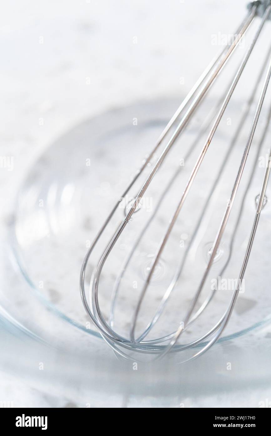 Rote Äpfel in Scheiben geschnitten Stockfoto