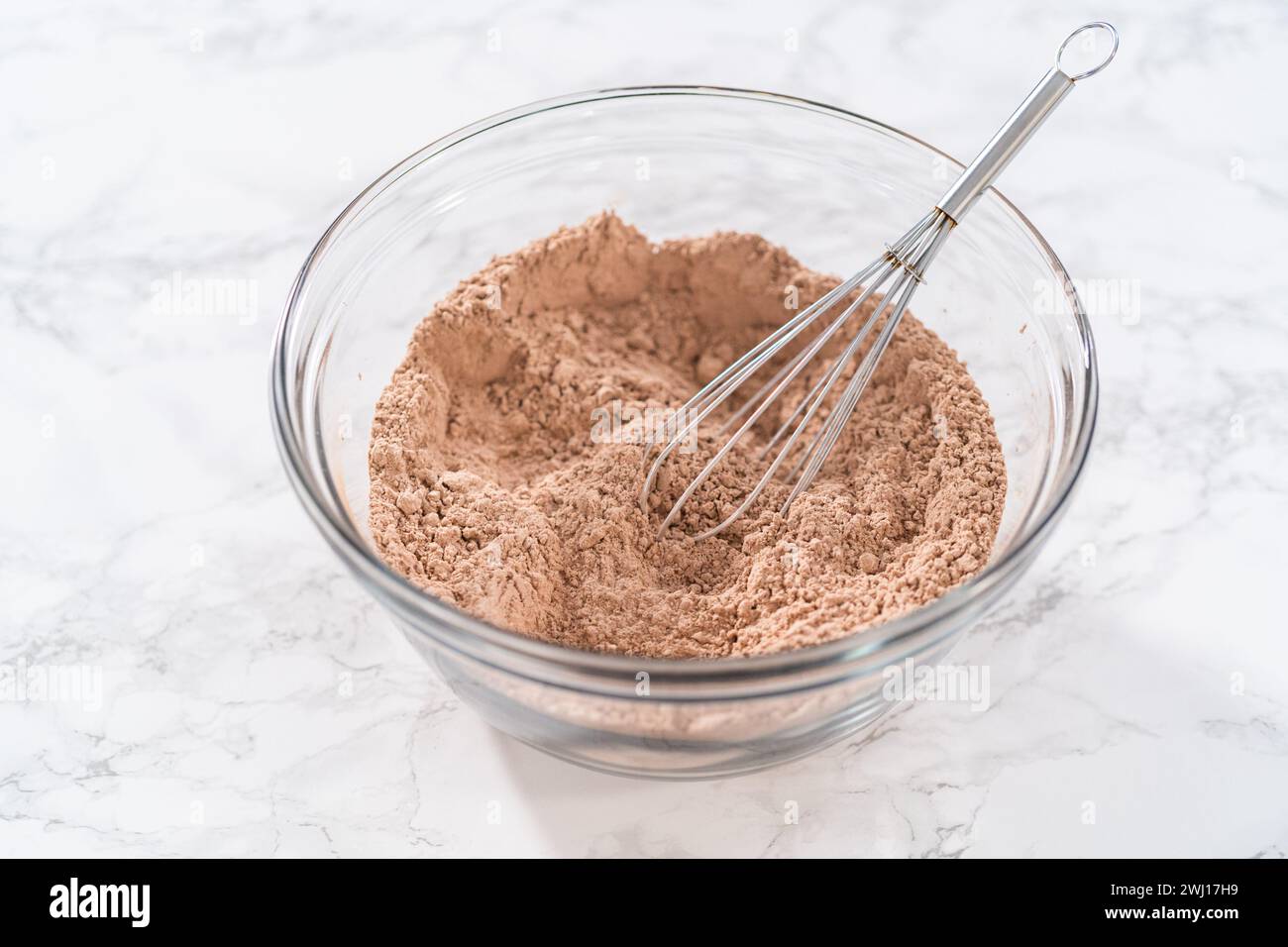 Rote Samtcakes mit weißem Ganache-Frosting aus Schokolade Stockfoto
