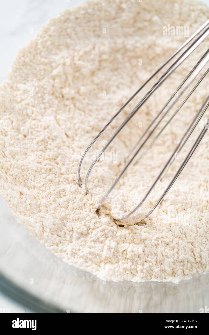 Mini-Vanilla-Cupcakes mit rosa Buttercreme-Frosting Stockfoto