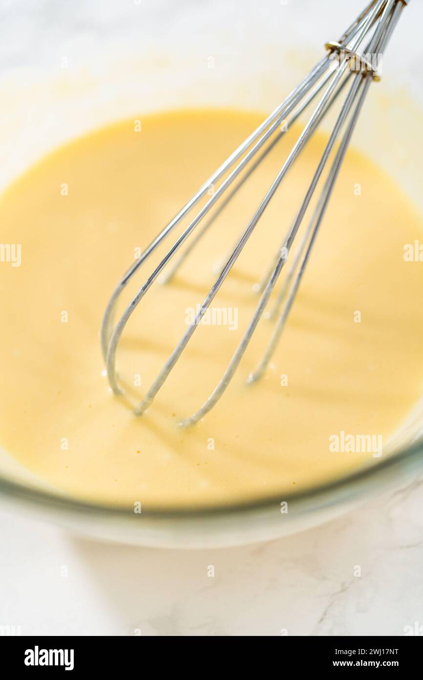 Mini-Vanilla-Cupcakes mit rosa Buttercreme-Frosting Stockfoto