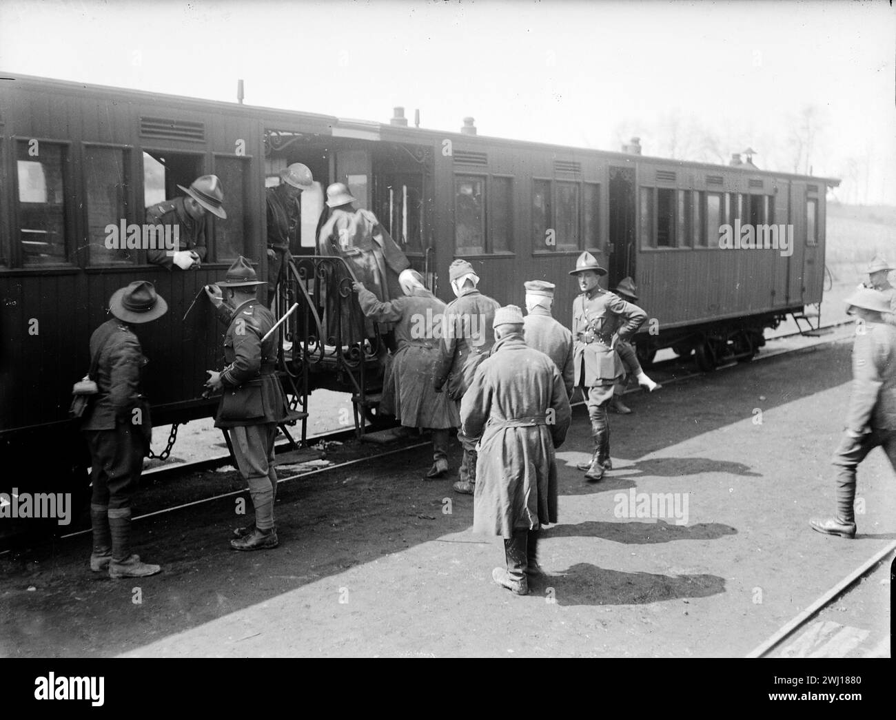 Louvencourt, Frankreich Verwundete deutsche Gefangene, die während des Ersten Weltkriegs unter Aufsicht der neuseeländischen Armee in einen Zug einstiegen Foto vom 22. April 1918 Stockfoto