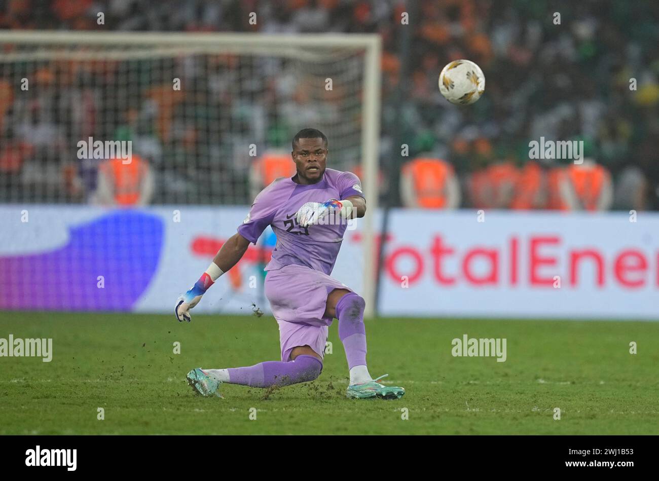 11. Februar 2024: Stanley Bobo Nwabali (Nigeria) kontrolliert den Ball während des Finalspiels des Afrikanischen Cup of Nations (Elfenbeinküste gegen Nigeria) im Alassane Ouattara Stadium in Abidjan, Elfenbeinküste. Kim Preis/CSM Stockfoto