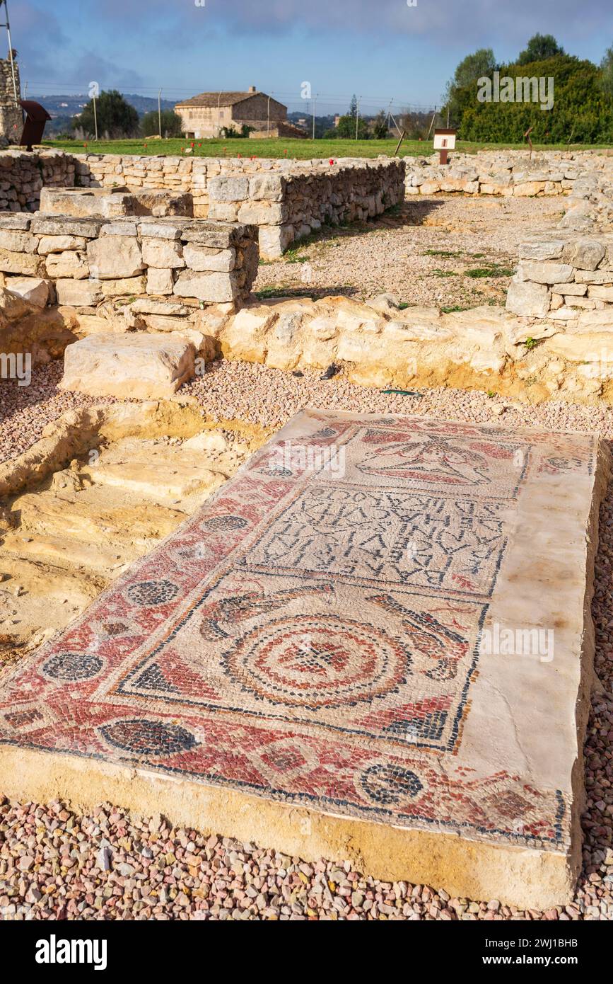 Grabstein und Mosaik von Baleria, Basilika von Son Peretó aus dem paläochristlichen Kult, archäologische Stätte von Son Peretó, Manacor, Mallorca, Balearen, Sp Stockfoto