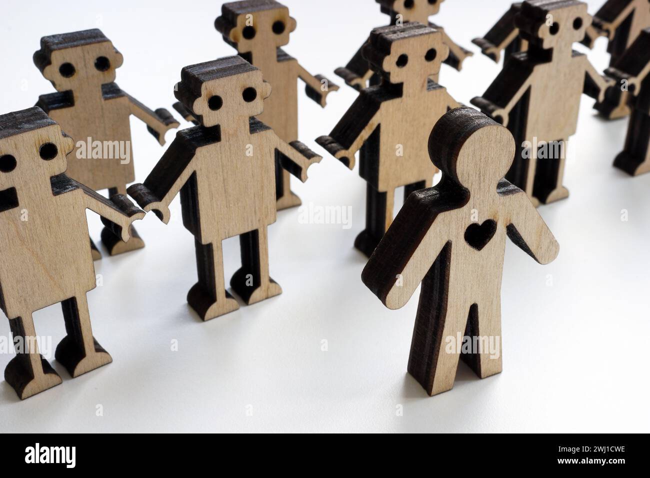 Roboter und menschliche Figuren. Emotionen und Logik oder künstliche Intelligenz. Stockfoto