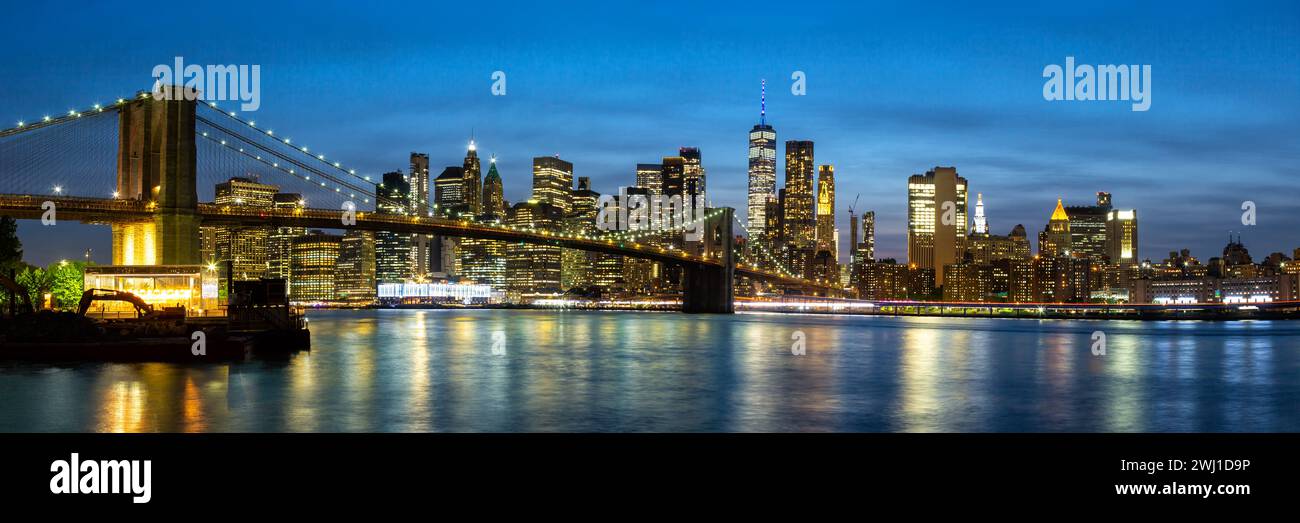 New York City Skyline von Manhattan Panorama mit Brooklyn Bridge und World Trade Center Wolkenkratzer bei Nacht in den USA Stockfoto