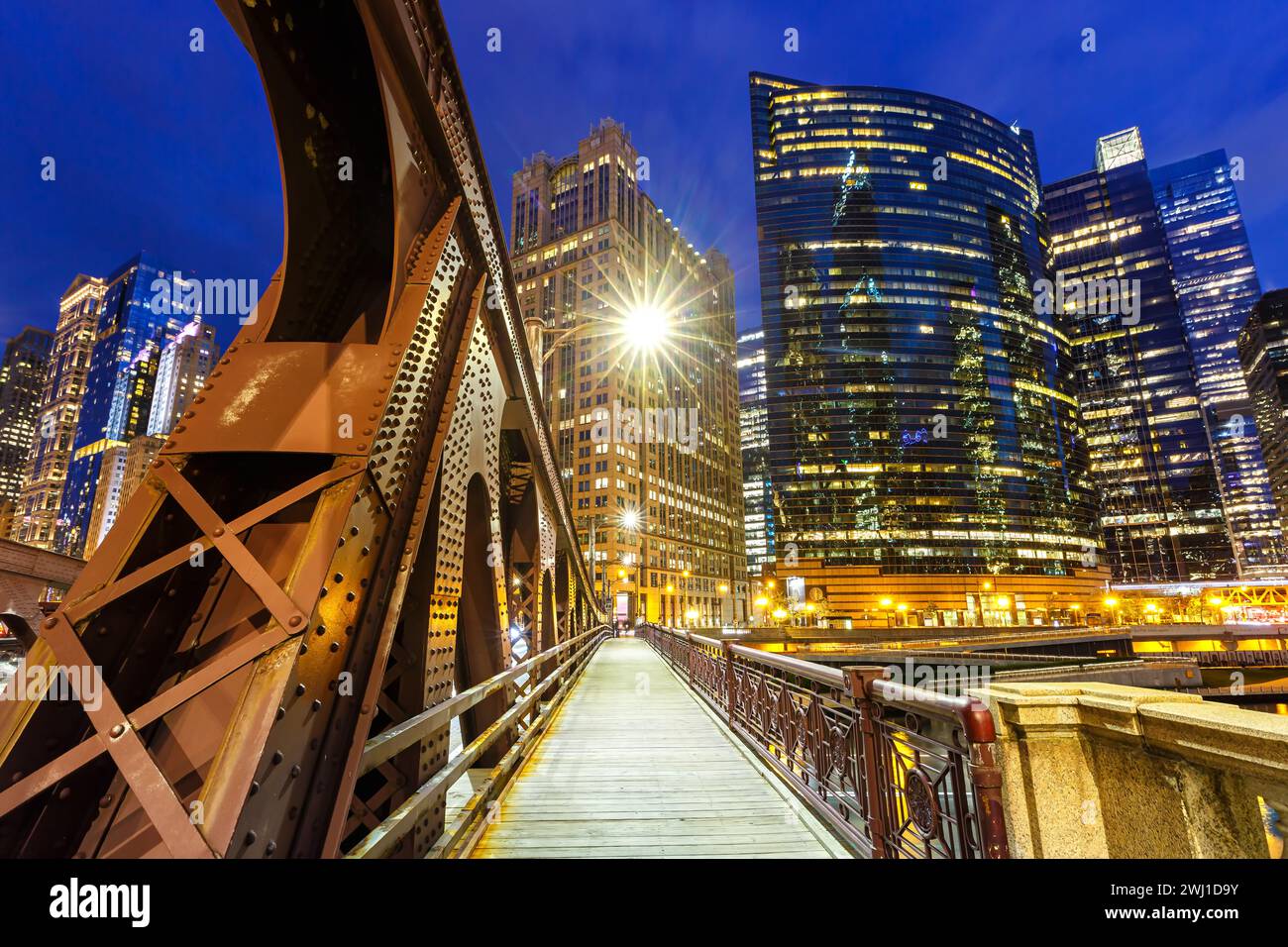 Skyline-Wolkenkratzer von Chicago mit der Franklin-Orleans Street Bridge bei Nacht in den USA Stockfoto