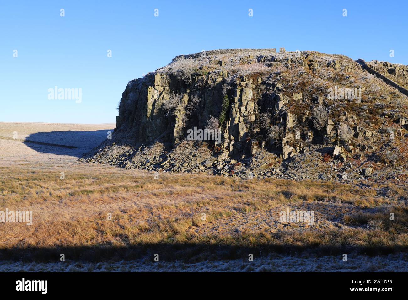 Abschnitt der Whin Sill oder Great Whin Sill bei Steel Rigg, Northumberland National Park, England. Die Schwelle ist eine tabellarische Schicht des magmatischen Felsens Do Stockfoto