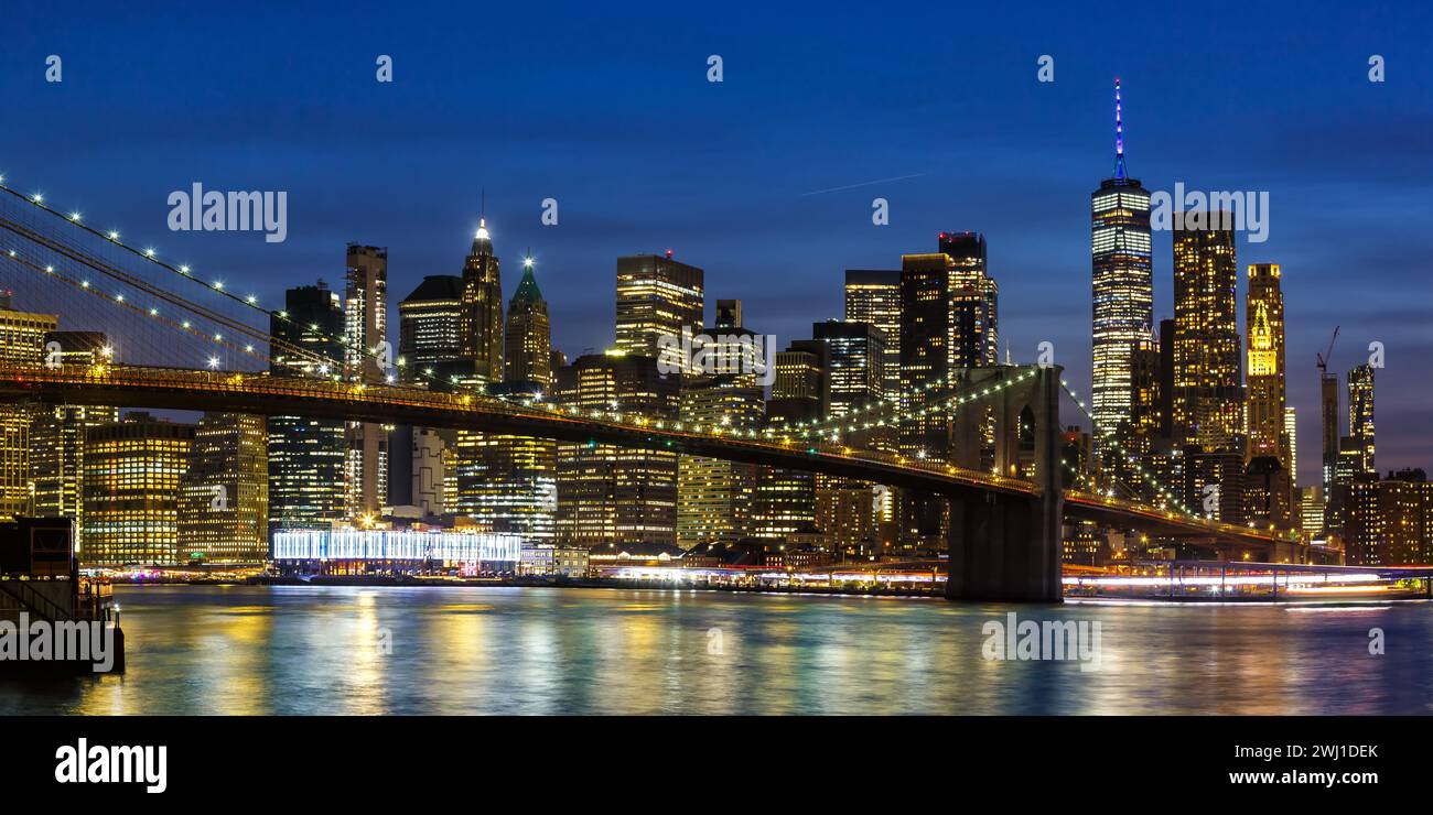 New York City Skyline von Manhattan mit Brooklyn Bridge und World Trade Center Wolkenkratzer bei Nacht Panorama in den USA Stockfoto