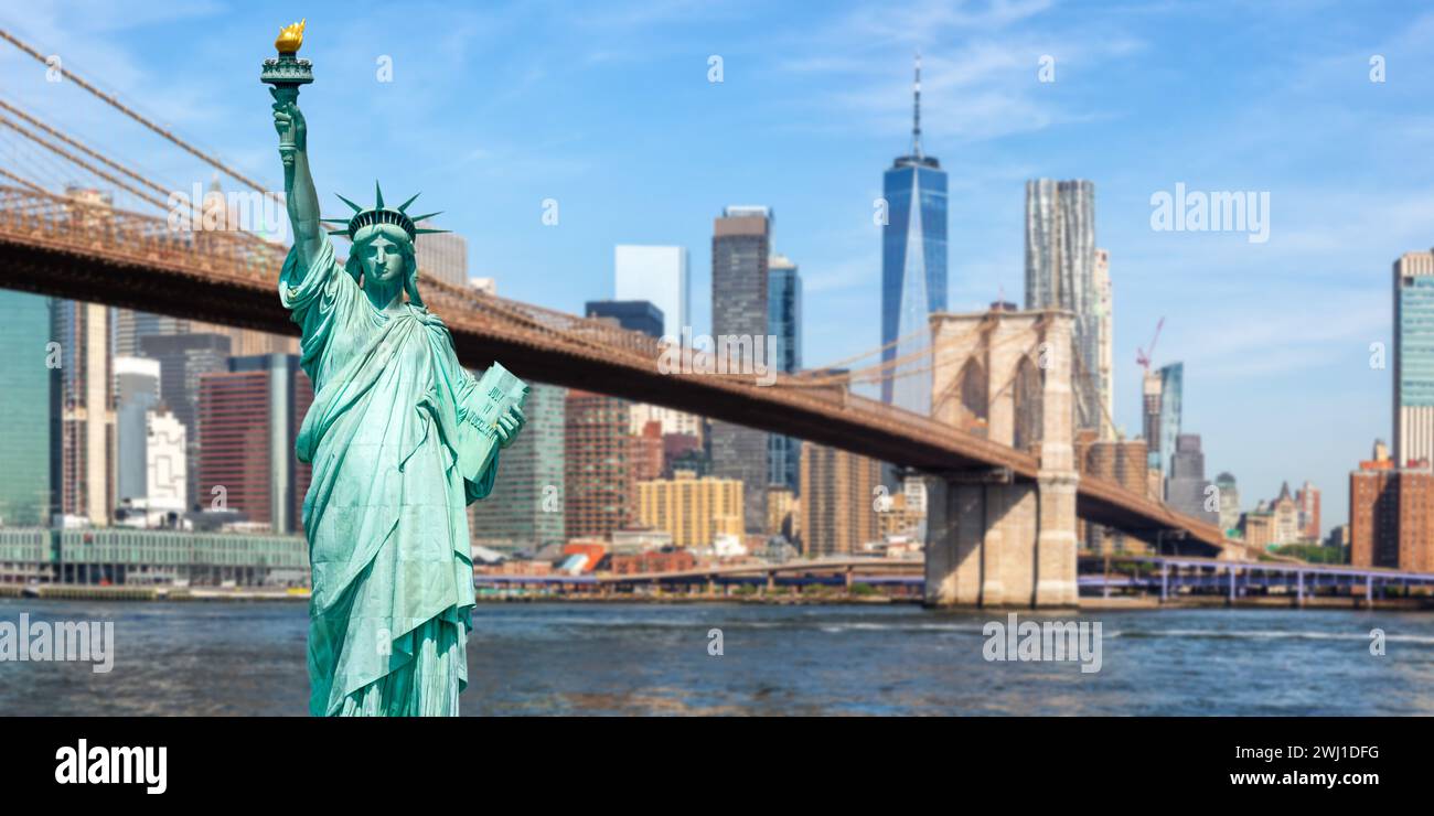 New York City Skyline von Manhattan mit Freiheitsstatue, Brooklyn Bridge und Panoramablick auf das World Trade Center Stockfoto