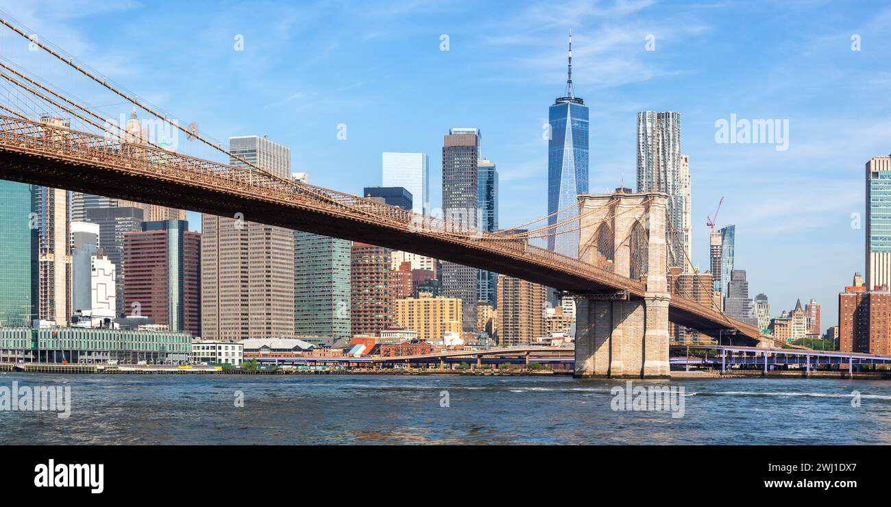 New York City Skyline von Manhattan mit Brooklyn Bridge und World Trade Center Wolkenkratzer Panorama in den USA Stockfoto