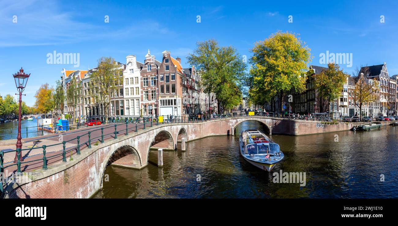 Kanal- und Brückenbaupanorama an der Keizersgracht in Amsterdam, Niederlande Stockfoto