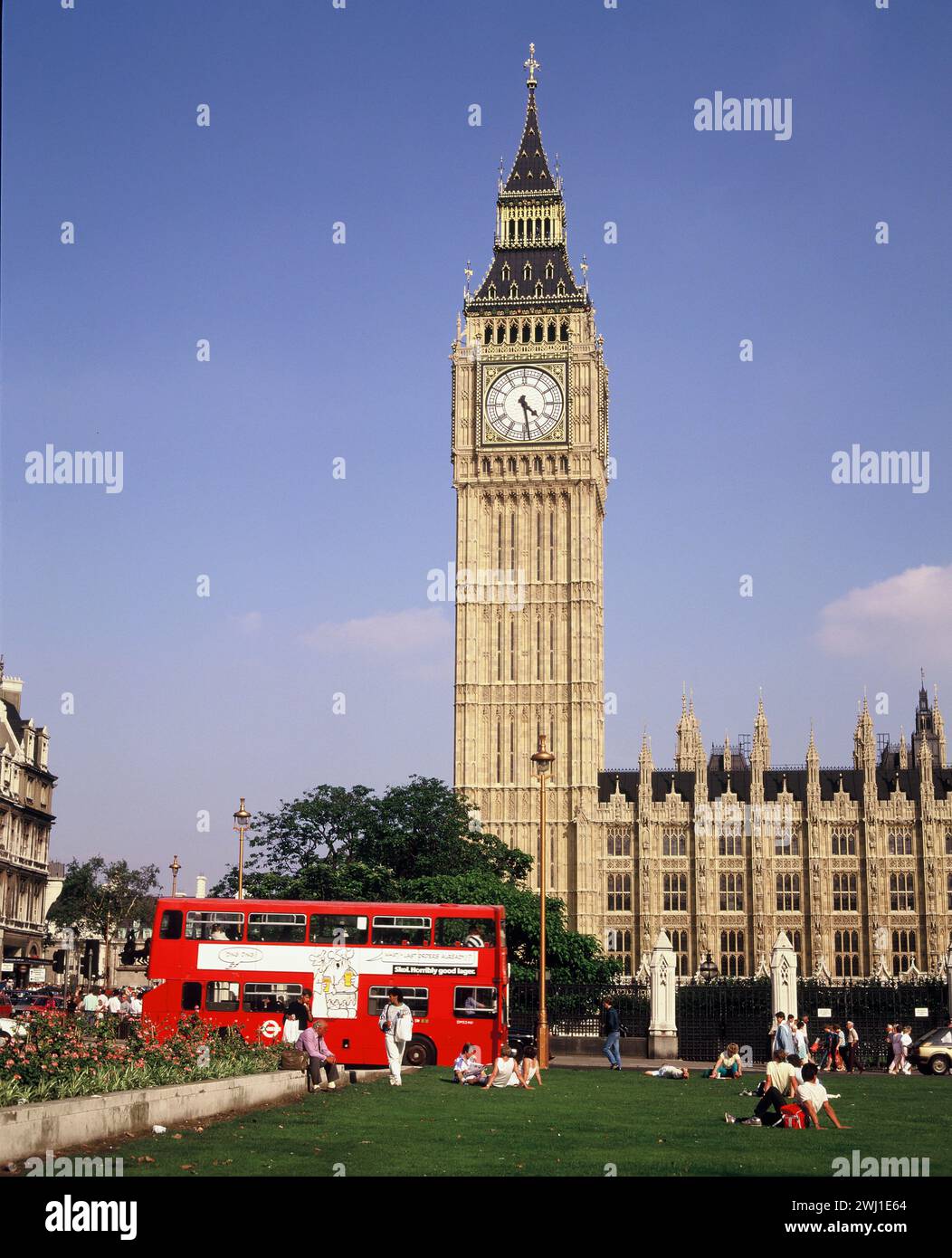 England. London. Big Ben Glocke Uhr Elizabeth Tower. Parliament Square Gärten & Bus. Stockfoto