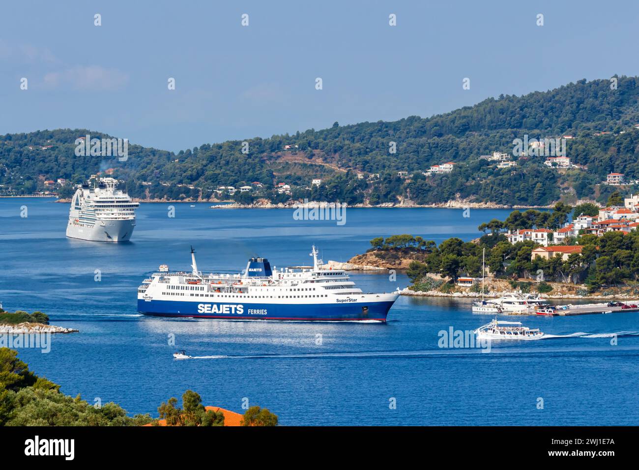 Kreuzfahrtschiff Fähre und Boote im Meer vor der Mittelmeerinsel Skiathos, Griechenland Stockfoto