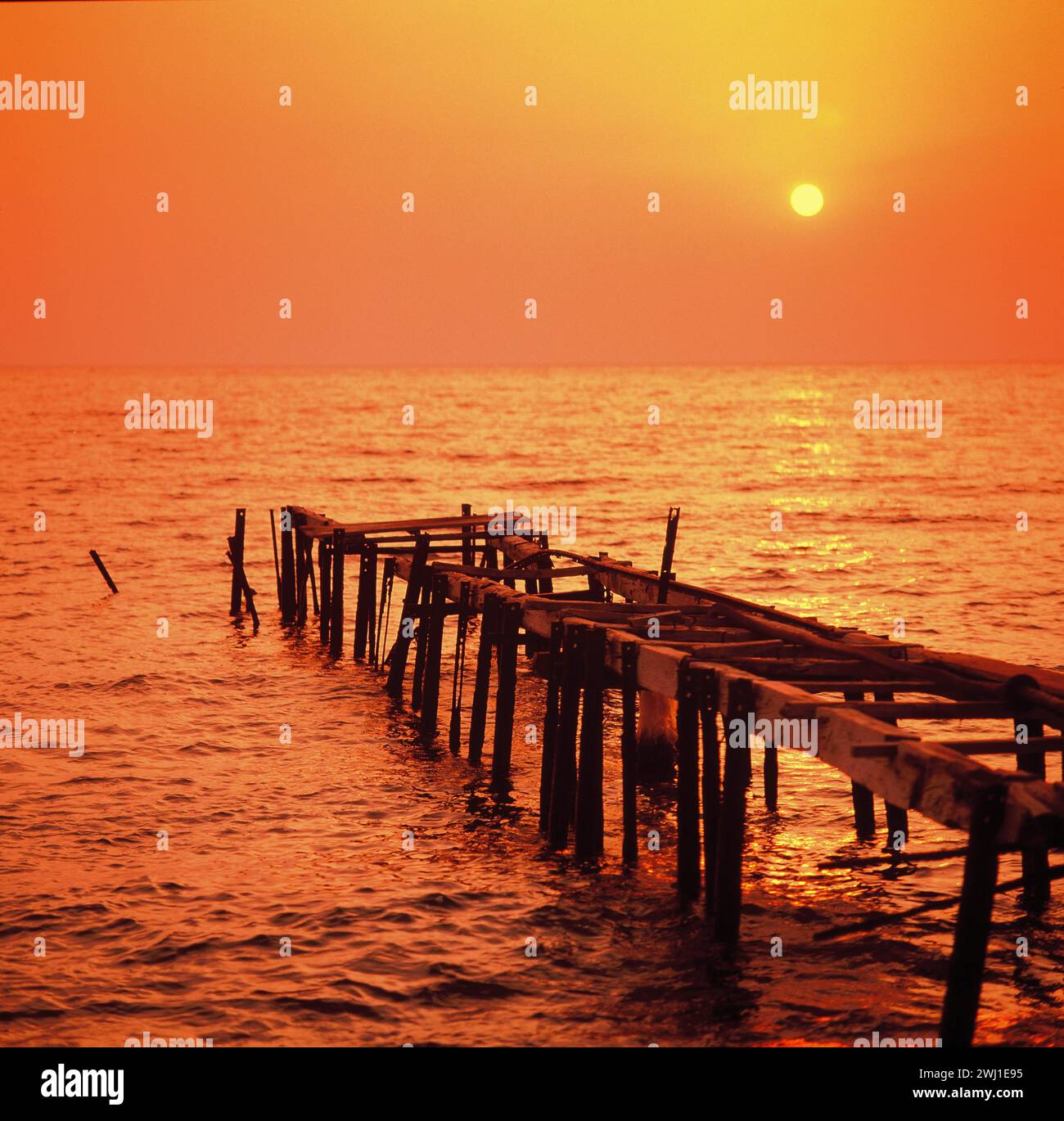 Griechenland. Lesbos Island. Baufälliger Holzsteg bei Sonnenaufgang. Stockfoto