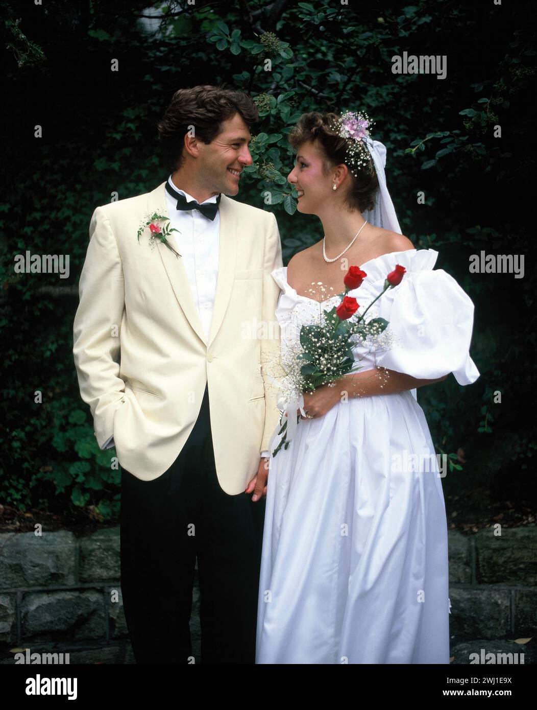 Junges Paar. Hochzeit Braut und Bräutigam im Garten. Stockfoto
