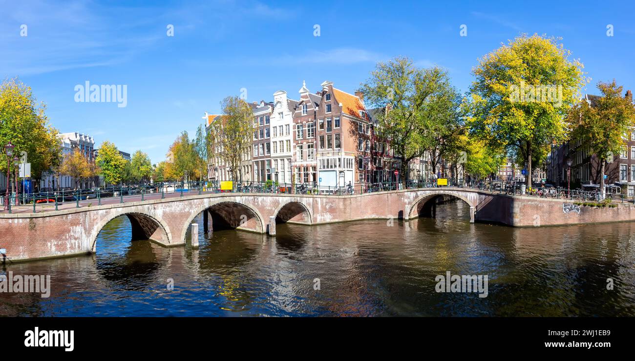 Kanal- und Brückenbaupanorama an der Keizersgracht in Amsterdam, Niederlande Stockfoto