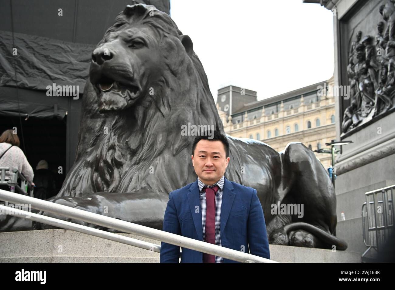 Trafalgar Square, London, Großbritannien, 11. Februar 2024: Moderator Mr Hu für das Neujahrsfest 2024 eine spektakuläre Show dieses Jahr zum Neujahrsfest 2024, bei der die CPC die gesamten Aufführungen aus Peking und Guangzhou sponsert. Das Mondneujahr ist auch als chinesisches Neujahr oder Frühlingsfest bekannt. Die chinesische Feier in London zog Tausende von Menschen an. Erleben Sie traditionelle Drachen- und fliegende Löwentänze und unterhaltsame Bühnenaufführungen aus China, einschließlich Peking Oper und Akrobatik, Kampfkunst-Ausstellungen und antike Magie in London, Großbritannien. Stockfoto