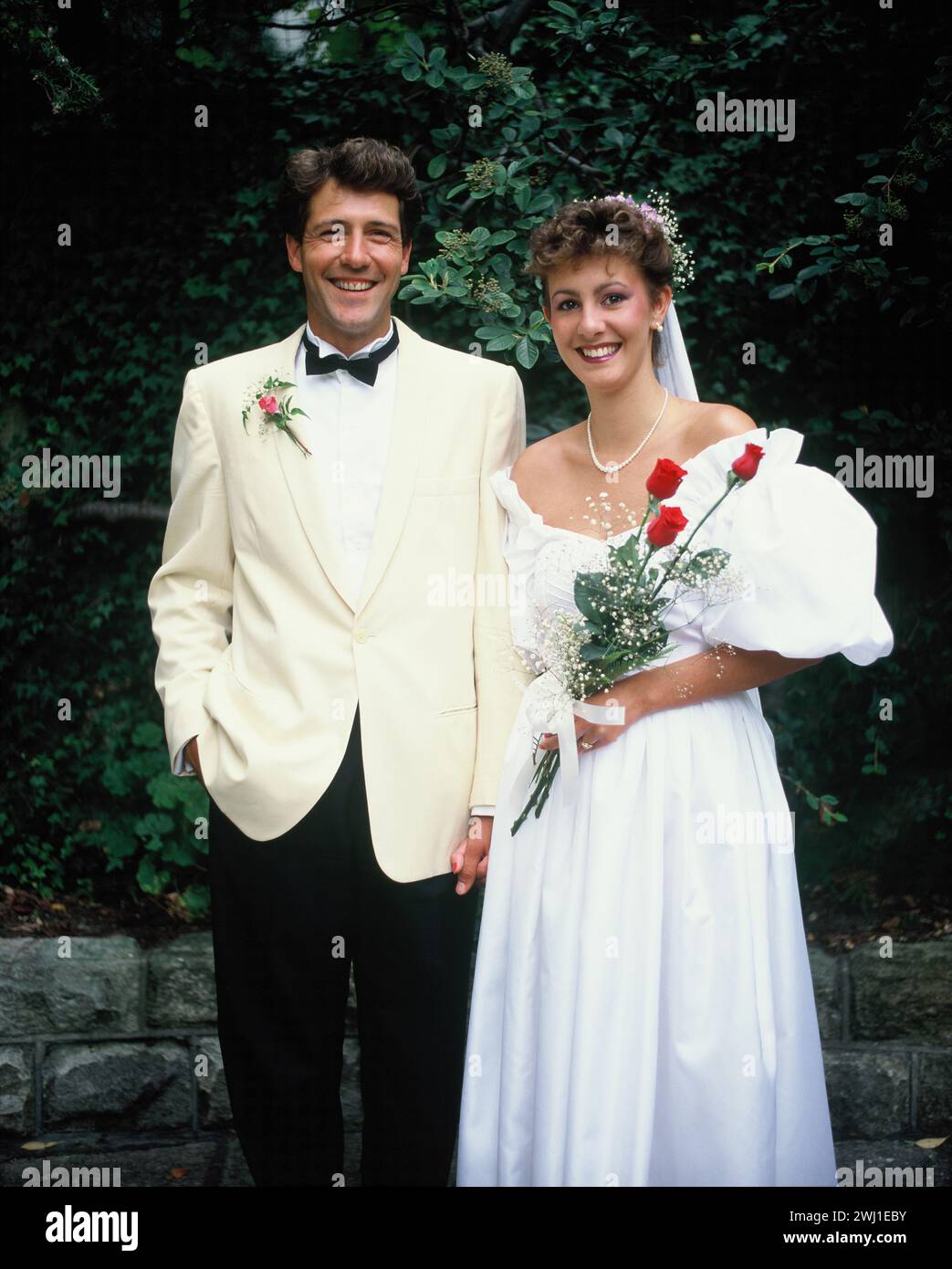 Junges Paar. Hochzeit Braut und Bräutigam im Garten. Stockfoto