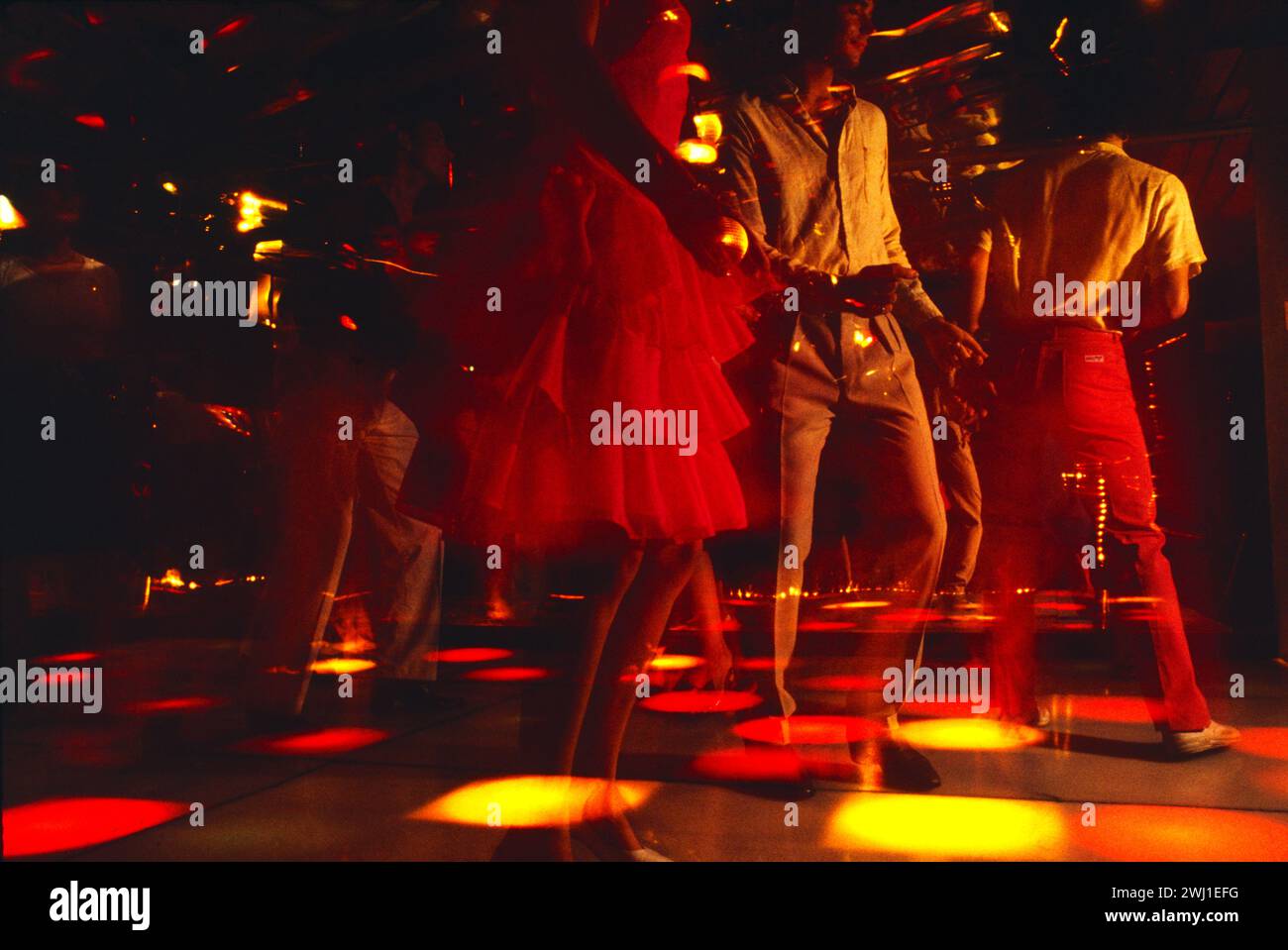 Junge Leute tanzen im Nachtclub. Stockfoto