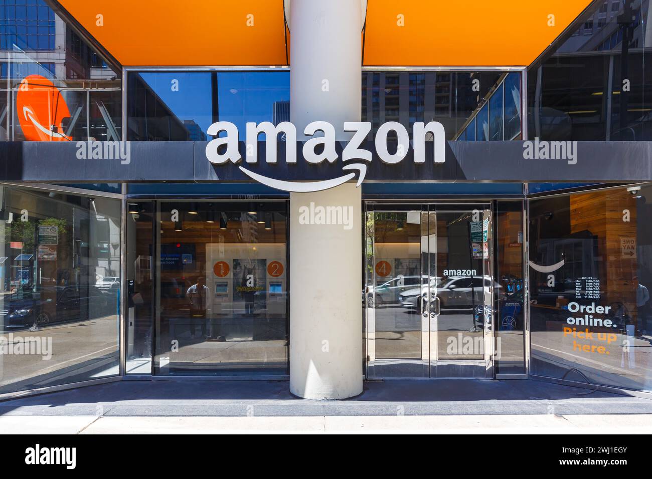 Abholort von Amazon Pick Up Store für online bestellte Waren in Chicago, USA Stockfoto