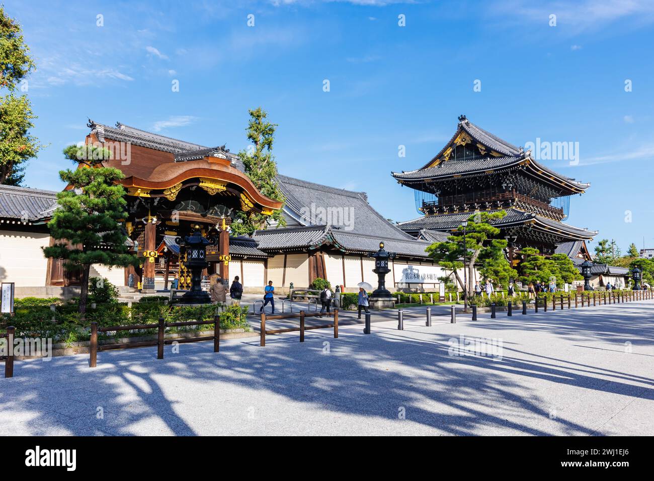 Eintritt zum buddhistischen Higashi Hongan-JI Tempel in der historischen Altstadt von Kyoto in Japan Stockfoto