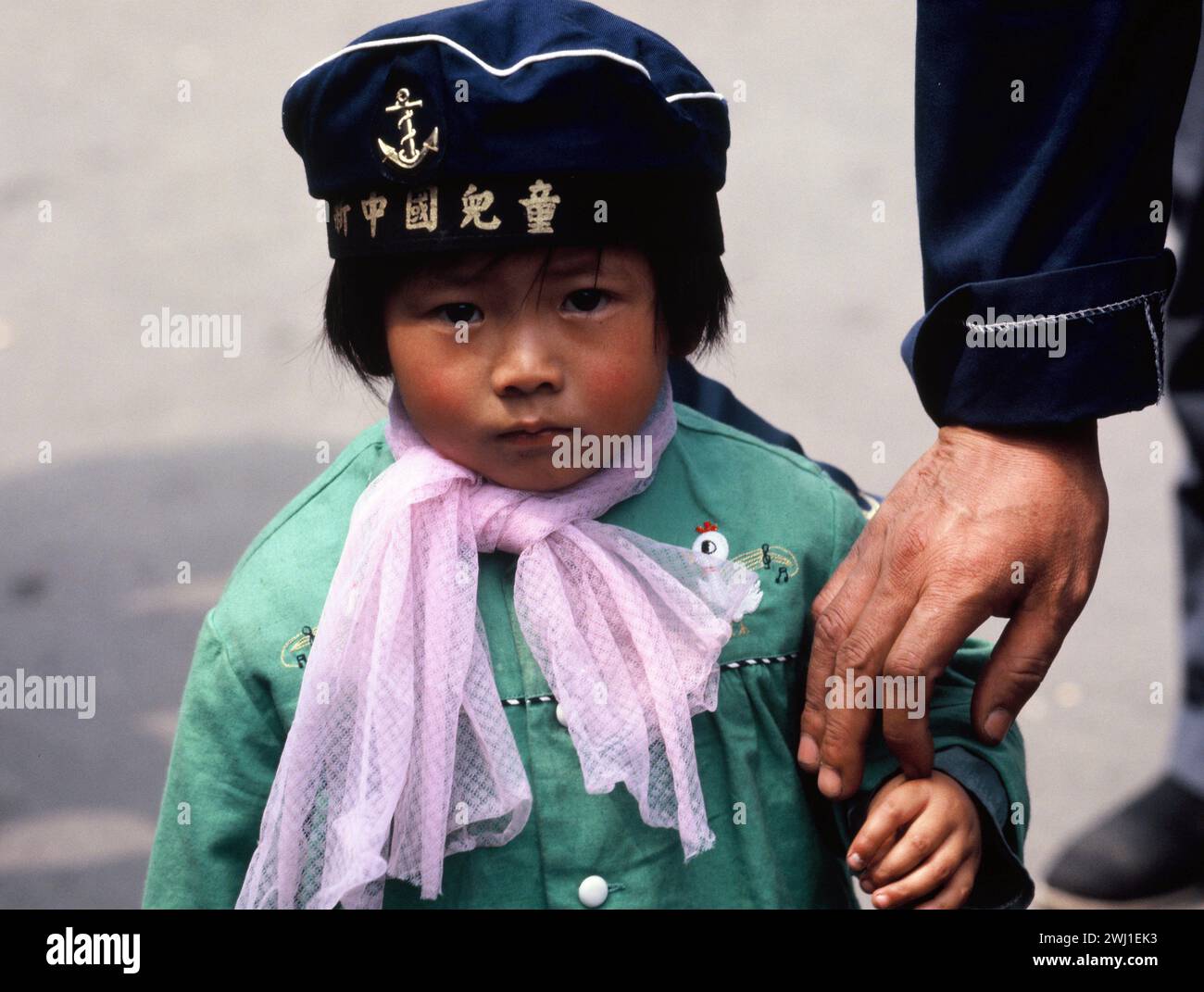 China. Shanghai. Nahaufnahme eines kleinen Mädchens, das Vaters Hand hält. Stockfoto