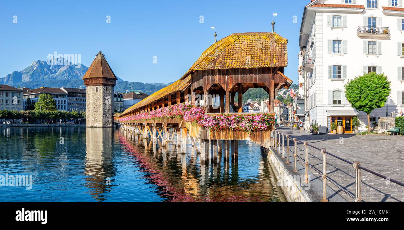 Luzerner Stadt an der Reuss mit Kapellbrücke und Pilatuspanorama in der Schweiz Stockfoto