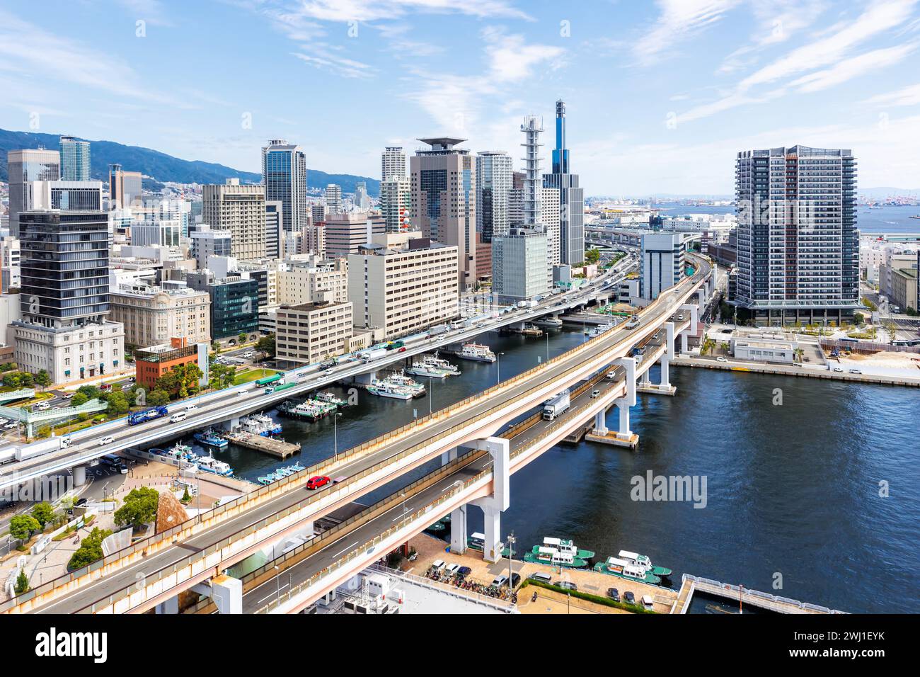Kobe Skyline von oben mit Hafen und Hochstraßen in Japan Stockfoto