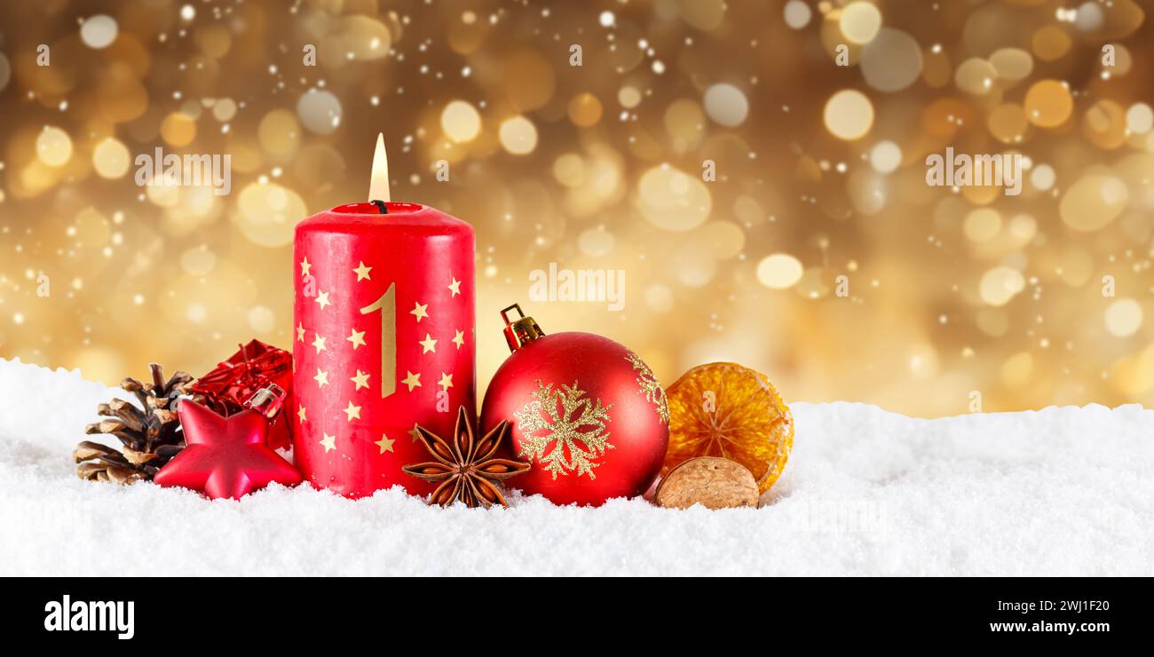 Erster 1. Advent mit Kerze Weihnachtsdekoration Weihnachtskarte Panorama für die Adventszeit mit freiem Text Copyspace Stockfoto