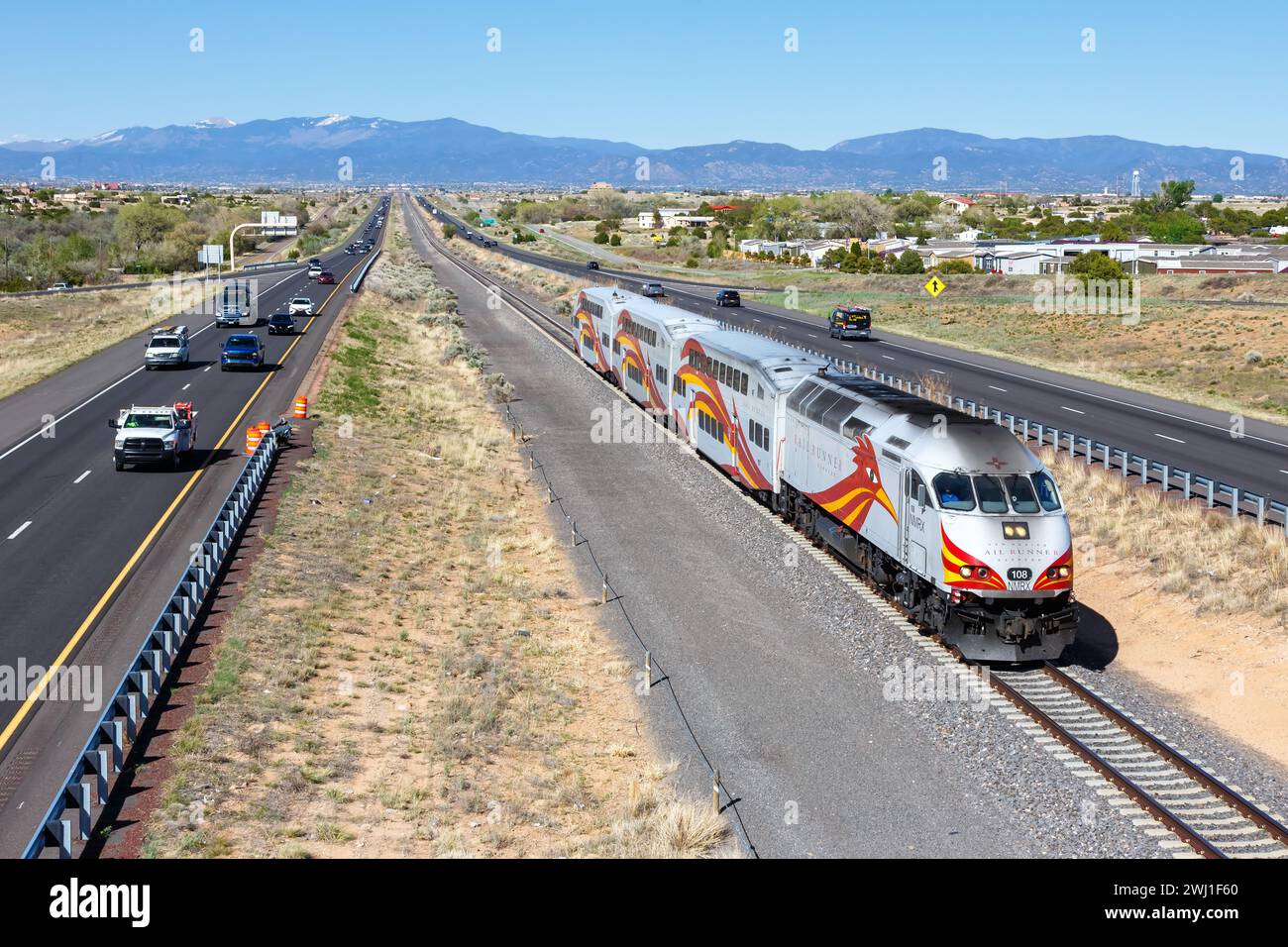 New Mexico Rail Runner Express Regional Train Railroad in der Nähe von Santa Fe, USA Stockfoto