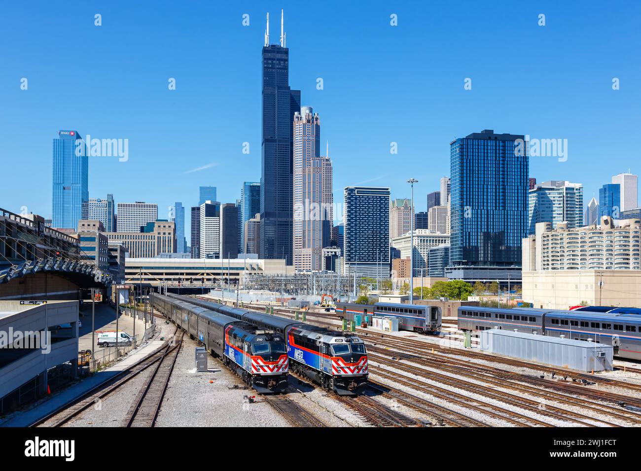 Skyline mit METRA trainiert Regionalzugbahn-Lokalverkehr an der Union Station in Chicago, USA Stockfoto