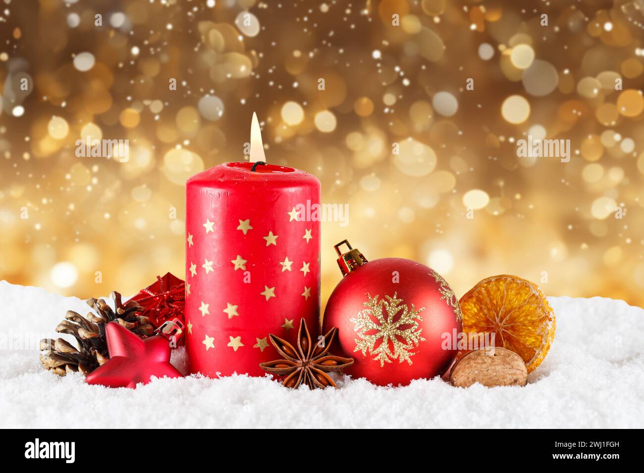Weihnachtskarte Karte mit Kerze für Weihnachtsdekoration Weihnachtsdekoration Adventszeit goldener Hintergrund mit Text Free Spa Stockfoto