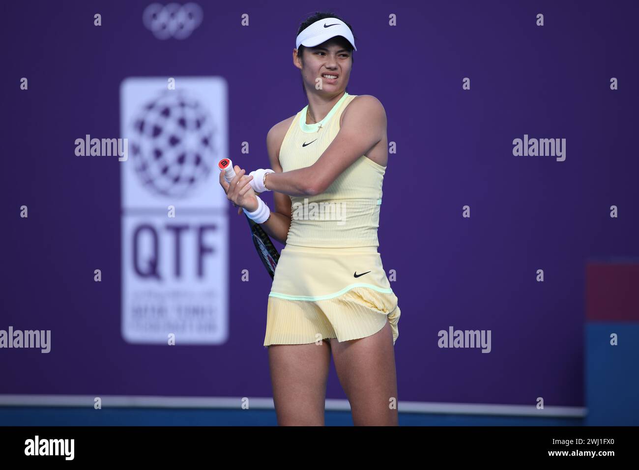 DOHA, KATAR - 12. FEBRUAR: Emma Raducanu aus Großbritannien im Kampf gegen Anhelina Kalinina aus der Ukraine in der ersten Runde am Tag 2 während der Qatar TotalEnergies Open, Teil der Hologic WTA Tour im Khalifa International Tennis and Squash Complex am 12. Februar 2024 in Doha, Katar (MB Media) Credit: MB Media Solutions/Alamy Live News Stockfoto