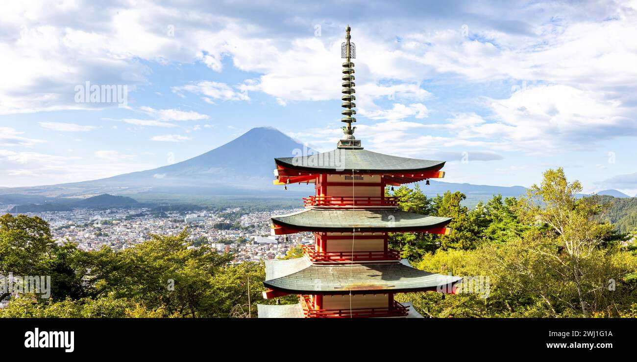 Blick auf den Fuji mit Chureito-Pagode im Arakurayama Sengen Park Panorama in Japan Stockfoto