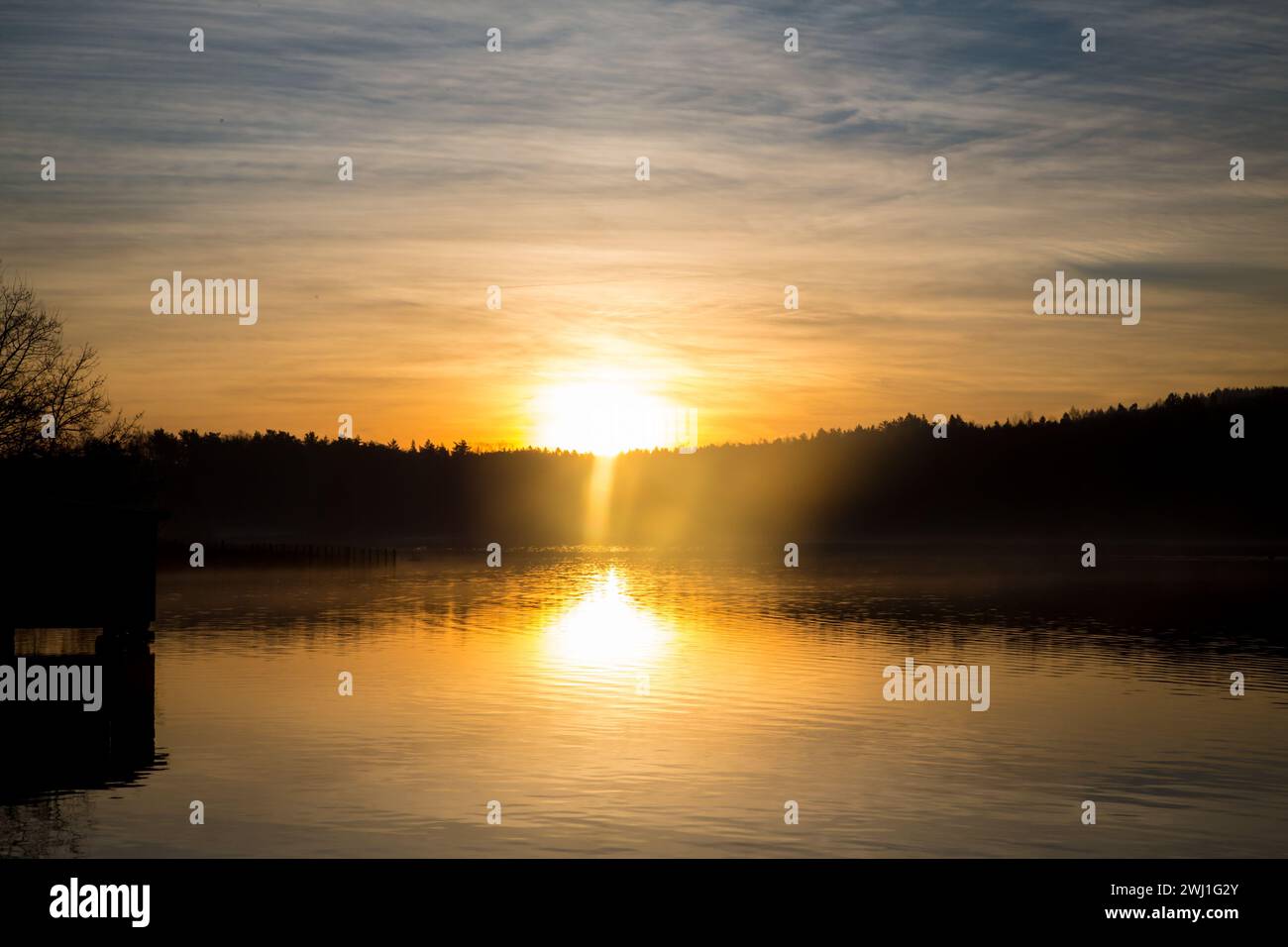Sonnenaufgang am See in Bynov bei Nove Hrady, Südböhmen, Tschechien Stockfoto