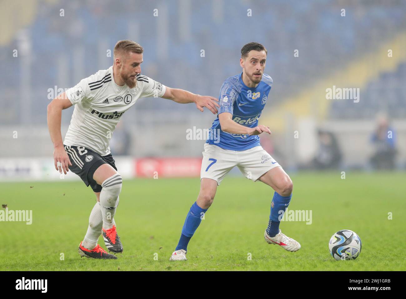 Chorzow, Polen. Februar 2024. Rafal Augustyniak von Legia Warszawa und Juliusz Letnikowski wurden während des polnischen PKO Ekstraklasa League 2023/2024 im Slaski-Stadion in Aktion gesehen. Endstand; Ruch Chorzow 0:1 Legia Warszawa. (Foto: Grzegorz Wajda/SOPA Images/SIPA USA) Credit: SIPA USA/Alamy Live News Stockfoto