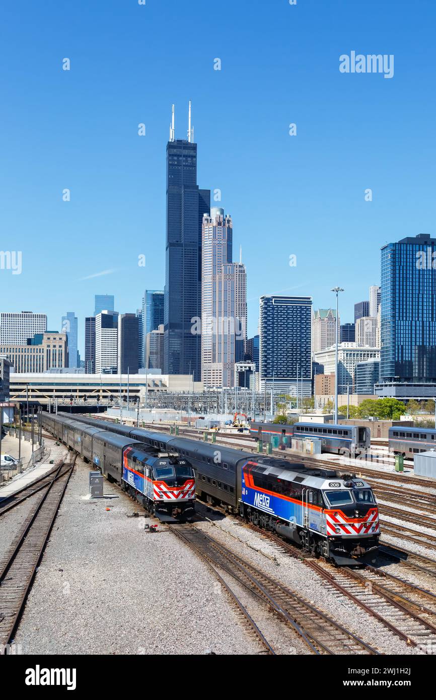 Skyline mit METRA trainiert Regionalzugbahn Lokalverkehr im Porträtformat Union Station in Chicago, USA Stockfoto
